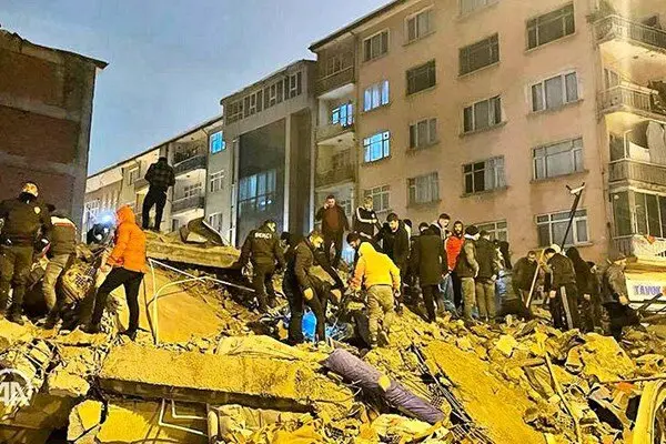 خانواده بازیگر مشهور در ترکیه زیر آوار ماندند +عکس