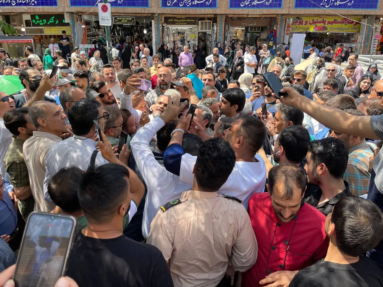 احمدی نژاد بازار تهران را بر هم ریخت، تصاویر عجیب از محمود احمدی‌نژاد در بازار تهران

