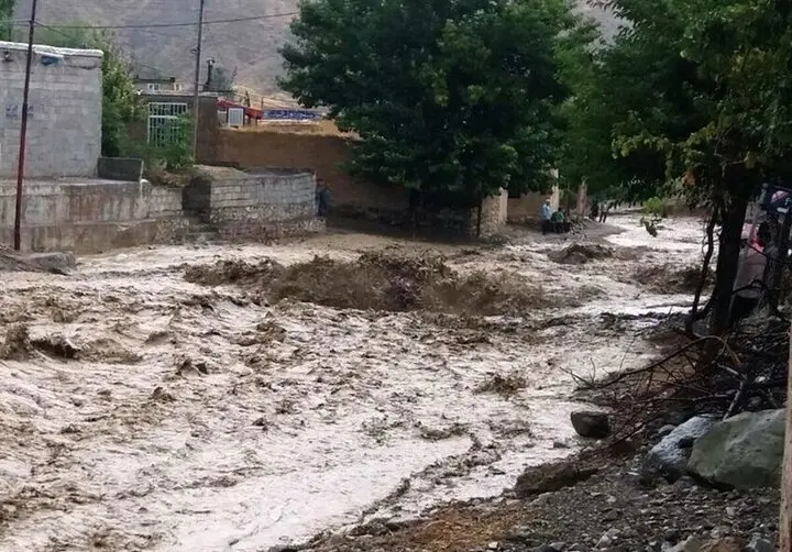 سیل در مارگون؛ راه ارتباطی ۱۵ روستا مسدود شد