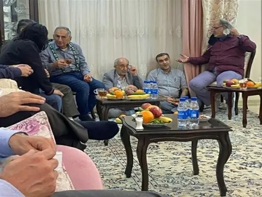 حاشیههای یک افطاری /مهدی نصیری گروهی از ما مدام دنبال پیاده کردن گروهی از قطار انقلاب هستند