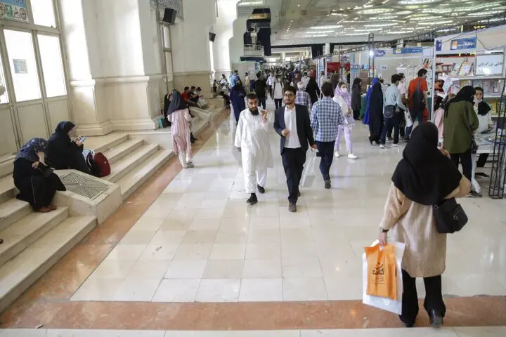استندآپ کمدی به نمایشگاه کتاب رسید