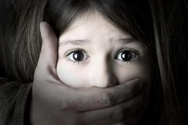 رفتار زشت مادر و پدربزرگ بی‌رحم با دختر 4 ساله
