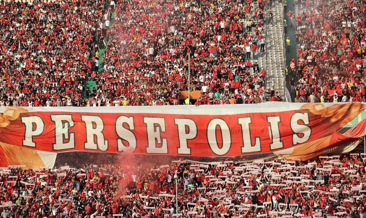 شعار حیا کن رها کن هواداران  پرسپولیس علیه درویش