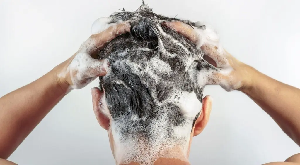 برای جلوگیری از ریزش مو چندبار در هفته حمام کنیم؟