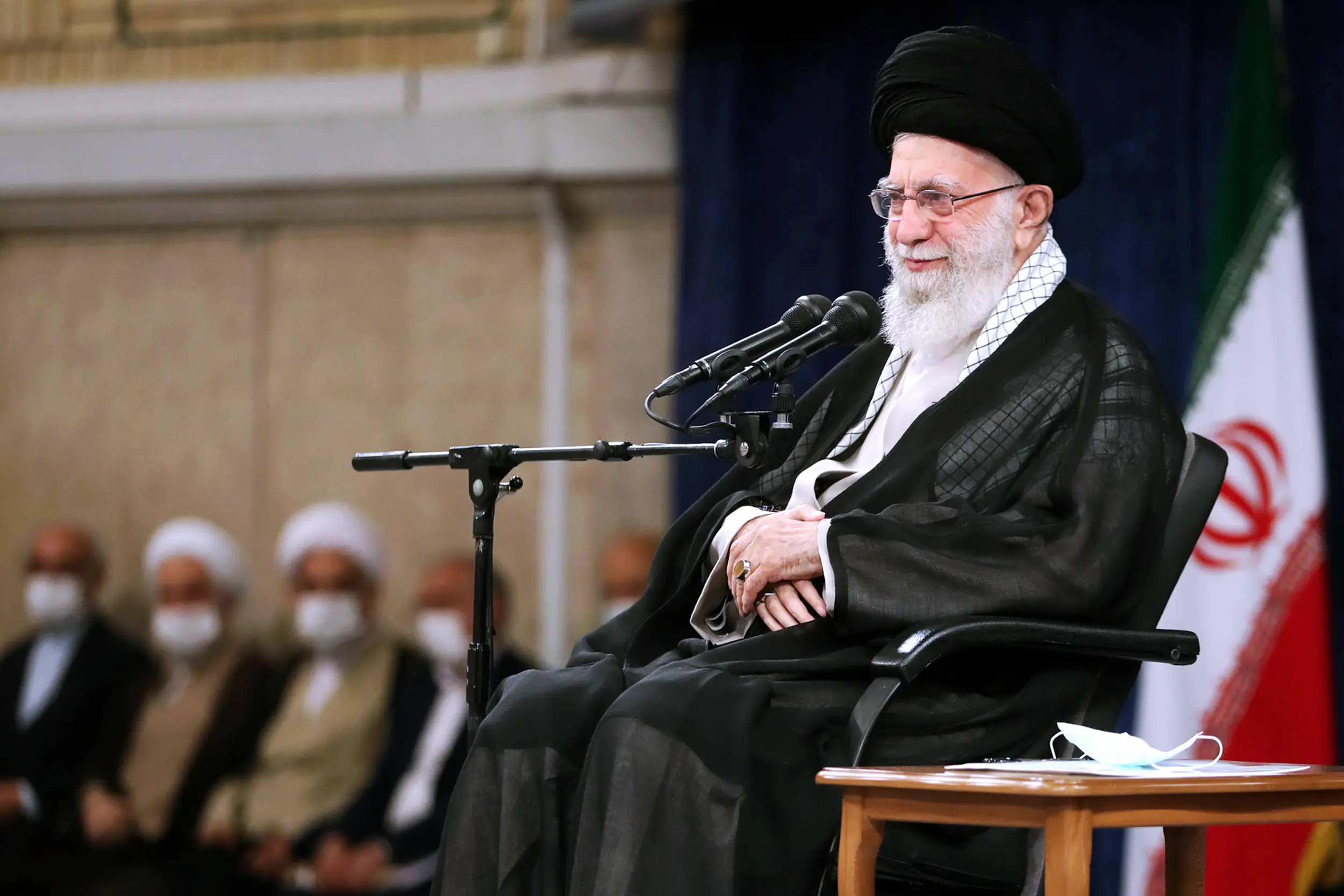 عکسی از ۲ فرزند رهبر انقلاب در مراسم یادبود رئیسی
