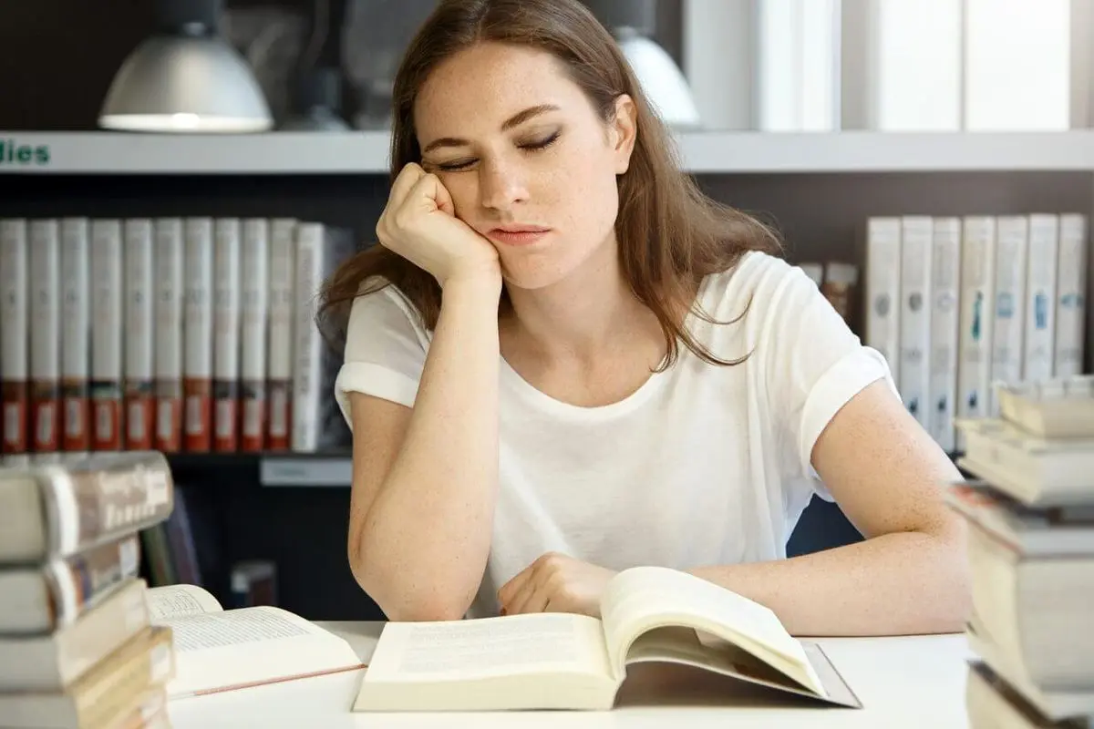 علائم خستگی مفرط ؛ ۱۰ نشانه‌ای که باید جدی بگیرید

