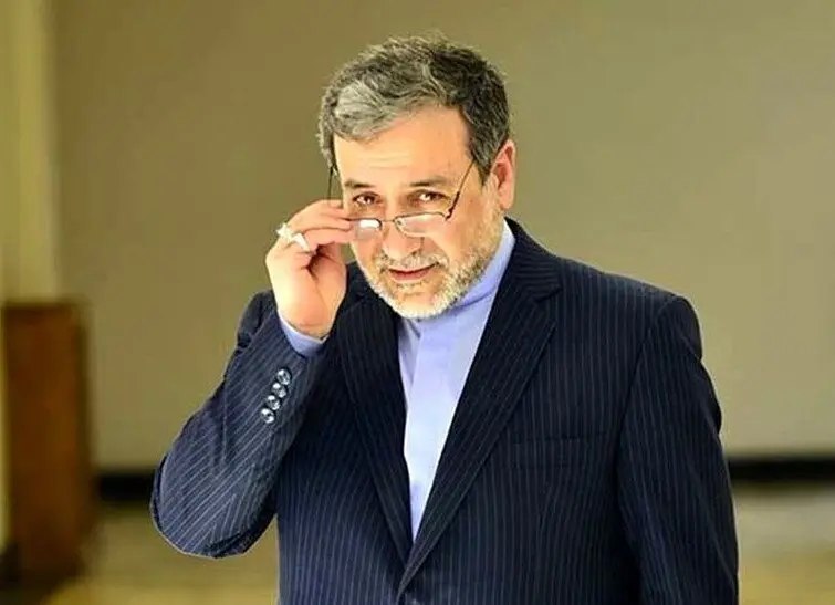 تصویری از نماز خواندن پزشکیان و ظریف پشت سر عراقچی +عکس