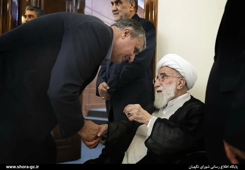 حاشیه هایی از مراسم ختم همسر آیت الله جنتی + عکس
