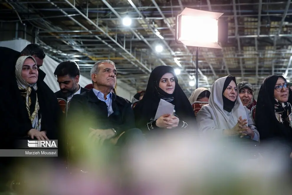 ویدئوی درد دل دردناک چند مادر برای یک نامزد انتخاباتی، بچهام داره میره از ایران یه کاری کن