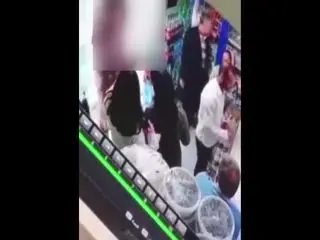 اقدام زشت |  حمله یک مرد به دو زن بی‌حجاب! با سطل ماست + فیلم