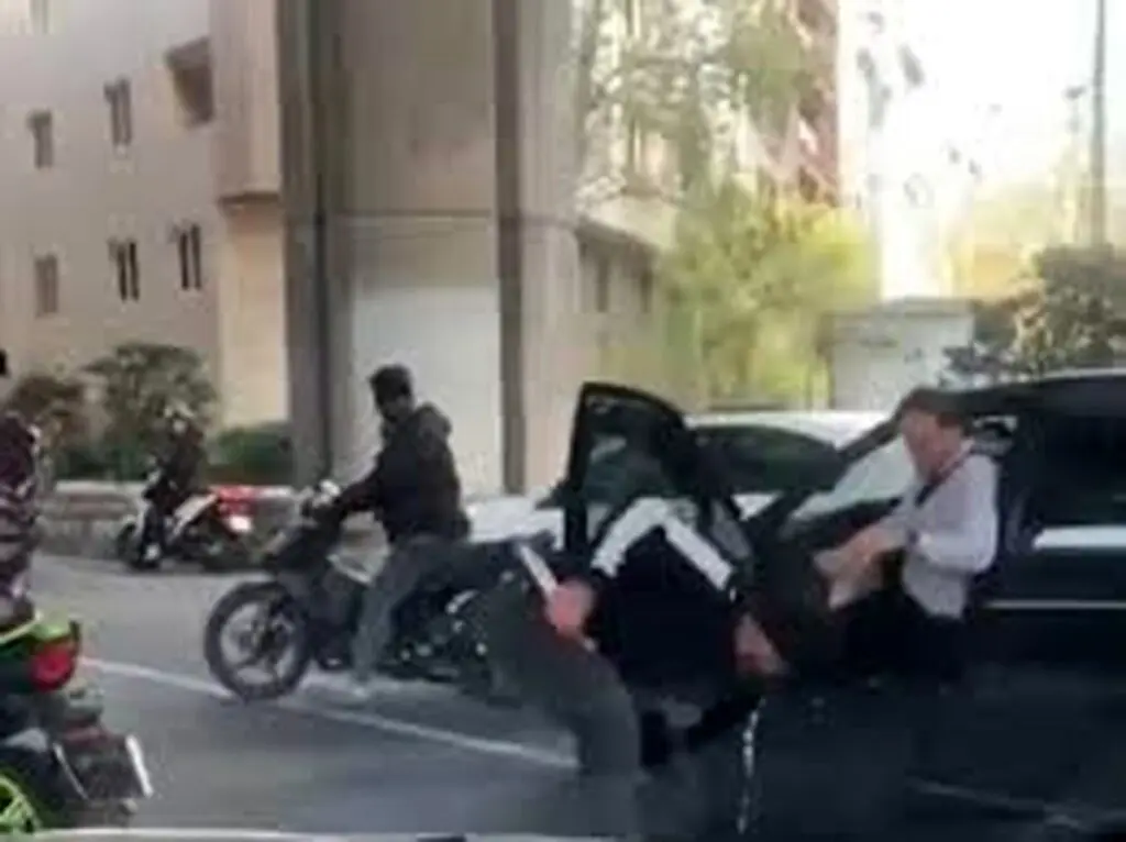 زورگیری ترسناک در میدان امام قائمشهر + ویدئو
