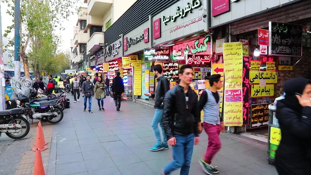 کتابفروشی معروف خیابان انقلاب تبدیل به بانک می‌شود!