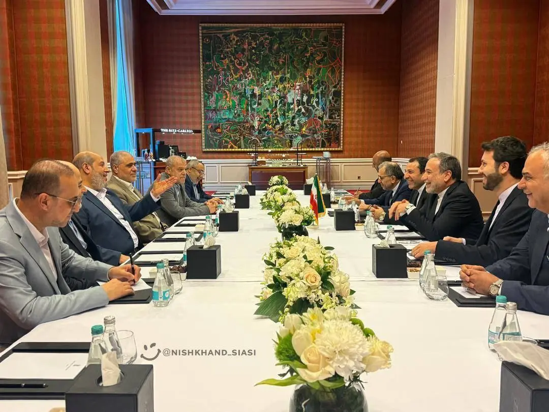 تصویری از  عراقچی  با اعضای هدف قرار گرفته حماس