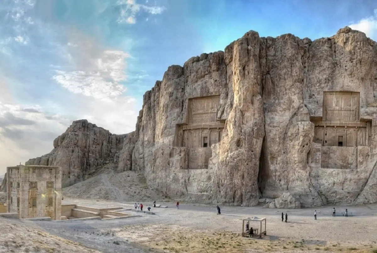 نفوذ آب به آرامگاه شاهان هخامنشی