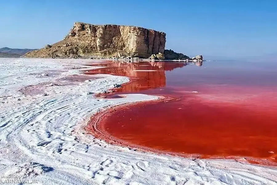 دریاچه ارومیه به رنگ خون درآمد!/عکس
