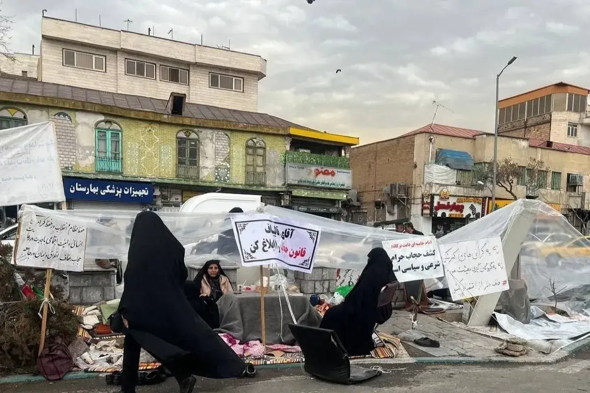 تجمع معترضان به عدم اجرای قانون حجاب مقابل مجلس از شب گذشته + عکس 