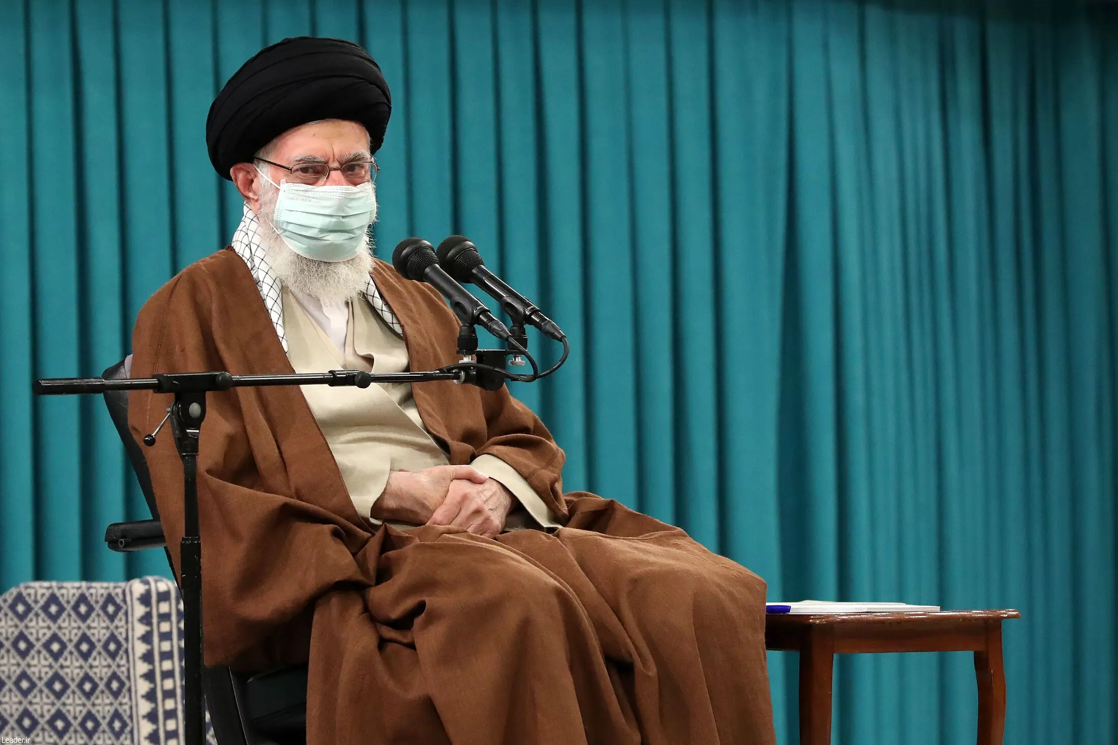 رهبر انقلاب: تشویق جوان نخبه به ترک میهن صریحاً خیانت به کشور است