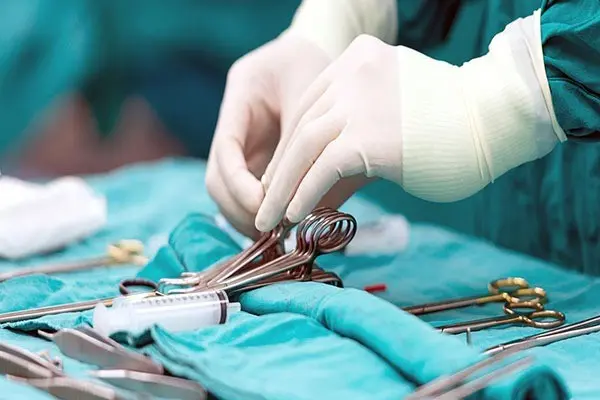 جراح زیبایی قلابی تحت تعقیب پلیس +عکس