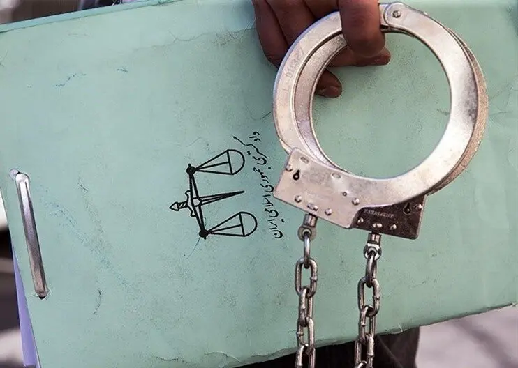 دستگیری فرد مرتبط با شبکه‌های معاند در اصفهان/ یک کتابفروشی پلمپ شد