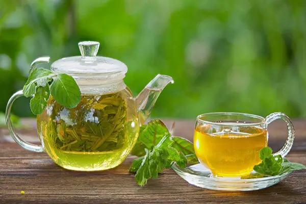 روزانه چقدر مایعات بنوشیم؟ / چه کسانی باید بیشتر مایعات مصرف کنند؟