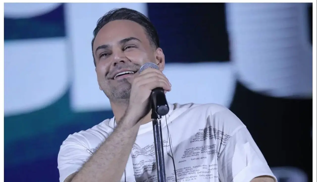 یک خواننده مشهور مهاجرت کرد

