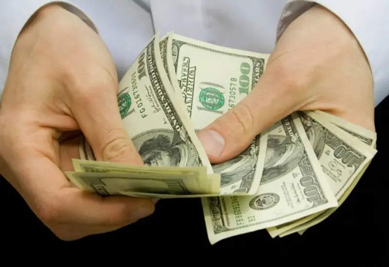 کاهش 3300 تومانی قیمت دلار همزمان با مذاکرات ایران و آمریکا / لیست قیمت ارزها و طلا و تتر