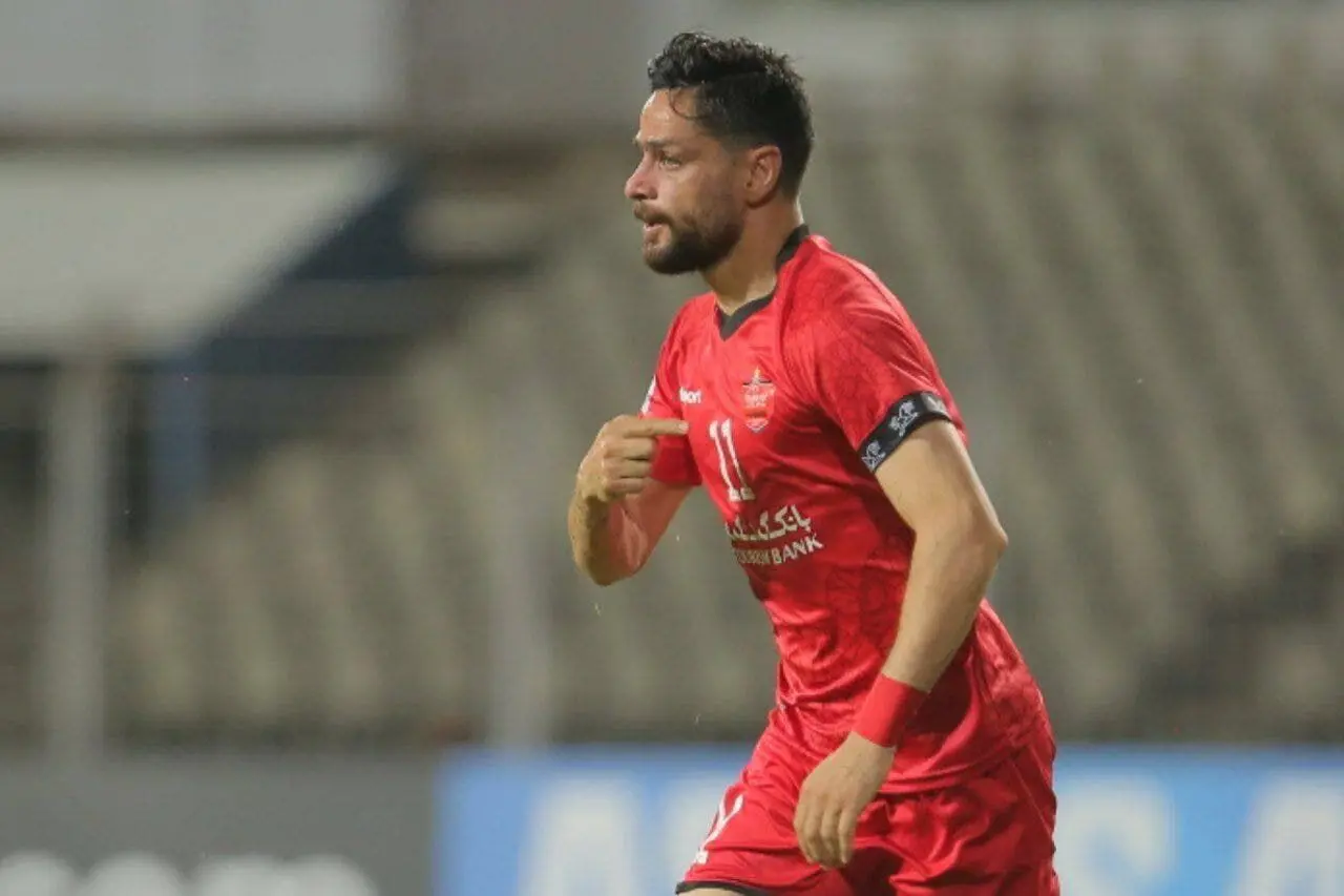 کاپیتان پرسپولیس با پیراهن بنفش هوادار دیده شد