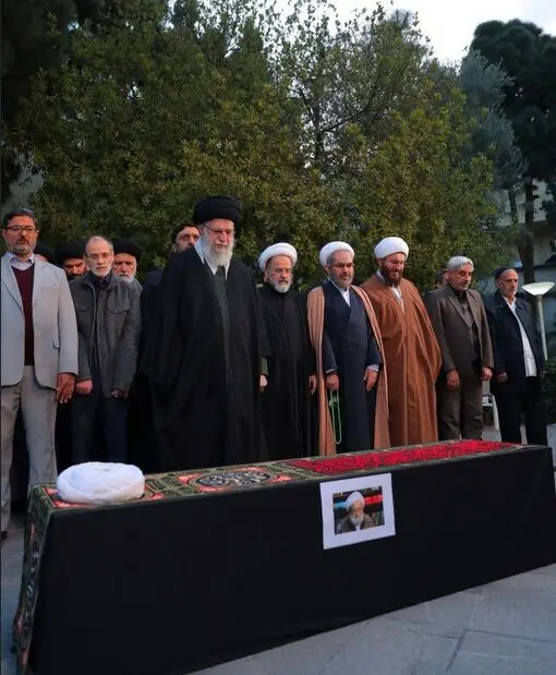 اقامه نماز رهبر انقلاب بر پیکر آیت‌الله امامی‌کاشانی

