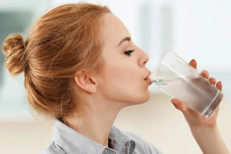 چرا نوشیدن آب ضروری است؟