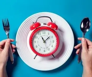 در این ساعت غذا بخورید و زشت شوید!