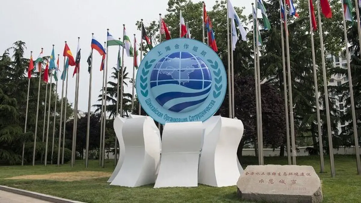 تصویر ناراحت کننده از قاب عکس شهید رئیسی در اجلاس شانگهای + عکس