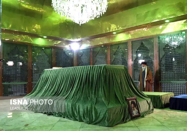 حضور رهبری در حرم بنیانگذار انقلاب اسلامی