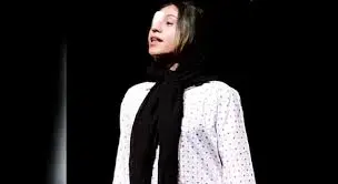  دختری که در اعتراضات چشمش را از دست داد، روی صحنه تئاتر رفت /ویدئو
