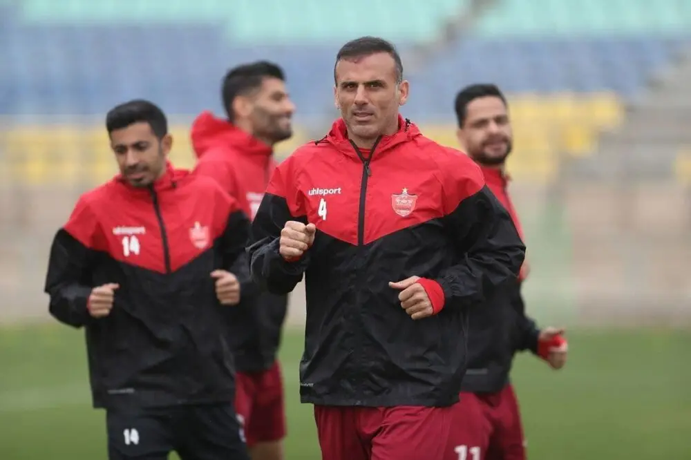 سیدجلال حسینی سرمربی پرسپولیس ؛ کریم باقری دستیار؛ تمام