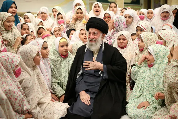 تصویری دیدنی از دختران 4 شهید مدافع حرم در کنار رهبر انقلاب+ عکس