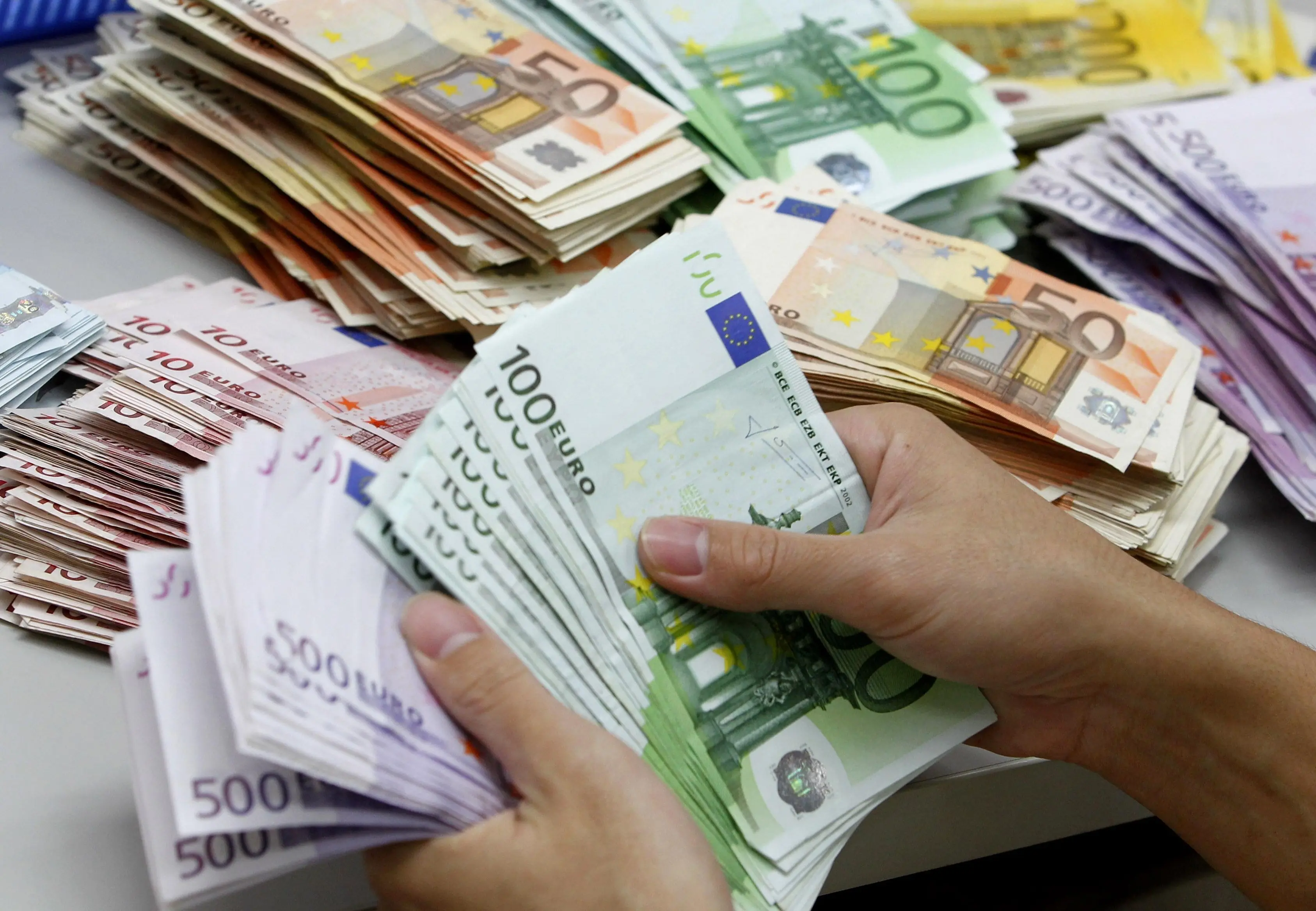 پیش‌بینی قیمت ارز / دلار به کانال ۹۰ هزار تومان بازمی‌گردد؟