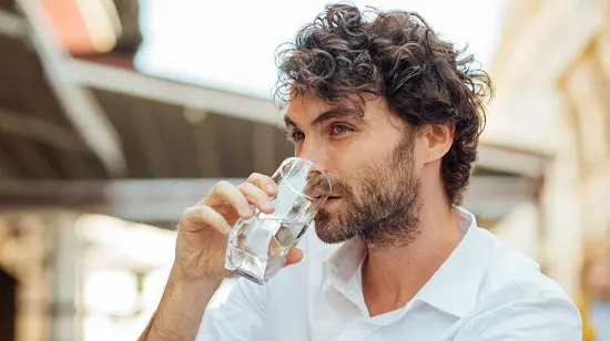 به این ۱۰ علت مهم هرگز ایستاده آب ننوشید