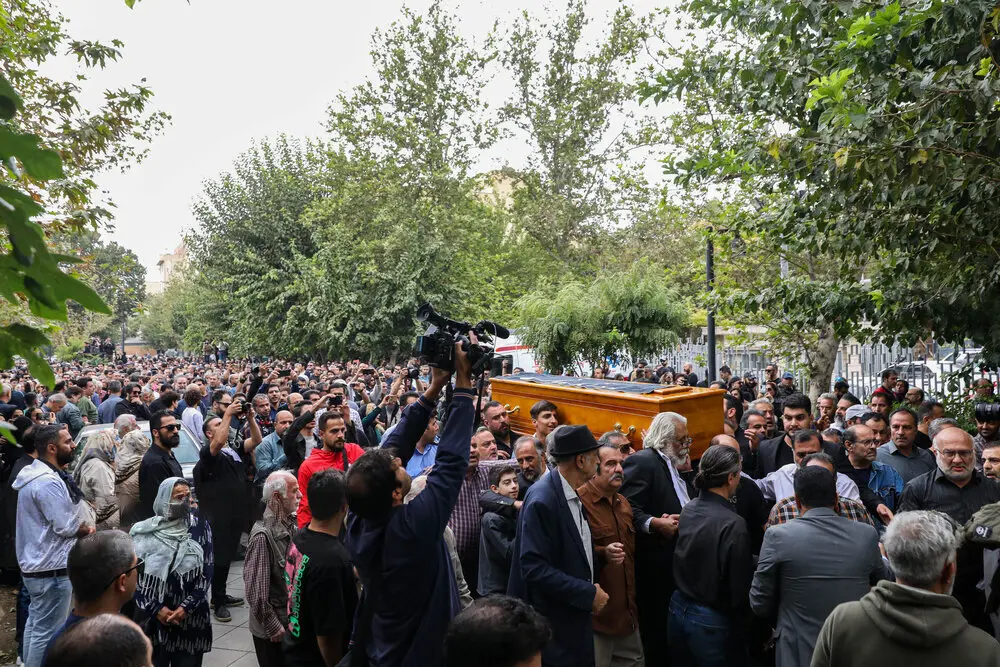 گریه های  دردناک ستاره و خسرو پسیانی در مراسم تشییع پیکر پدرشان + عکس