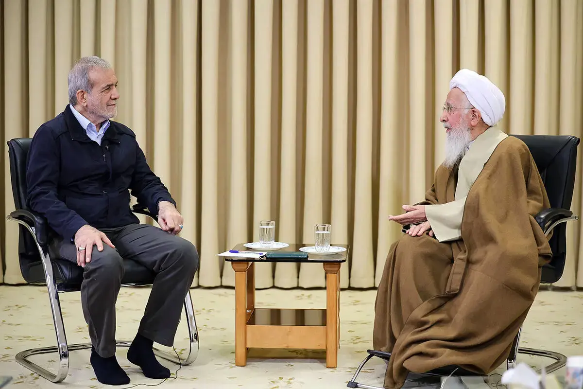 اطلاعیه دفتر آیت‌الله جوادی آملی درباره جنجال دست دادن با پزشکیان
