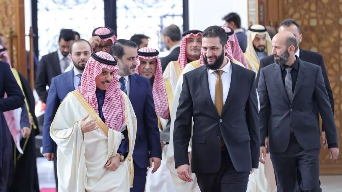 استقبال جولانی از وزیر خارجه عربستان در کاخ الشعب سوریه + فیلم