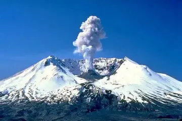 کوه آتشفشان مدارس این کشور را تعطیل کرد!