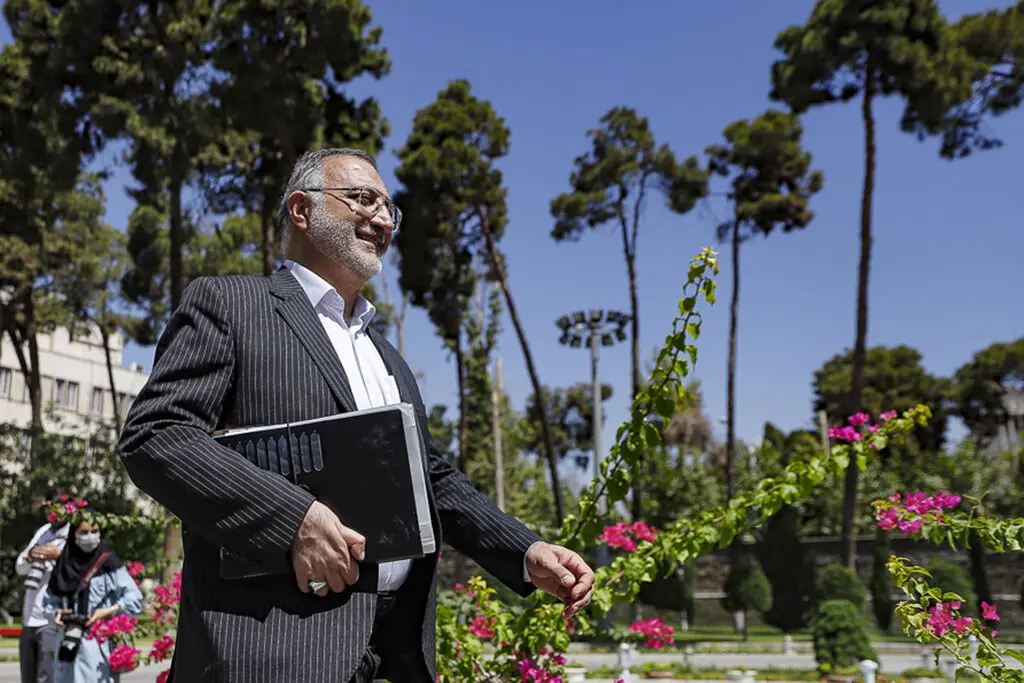 خوشحال نشوید آقای زاکانی نمی رود!