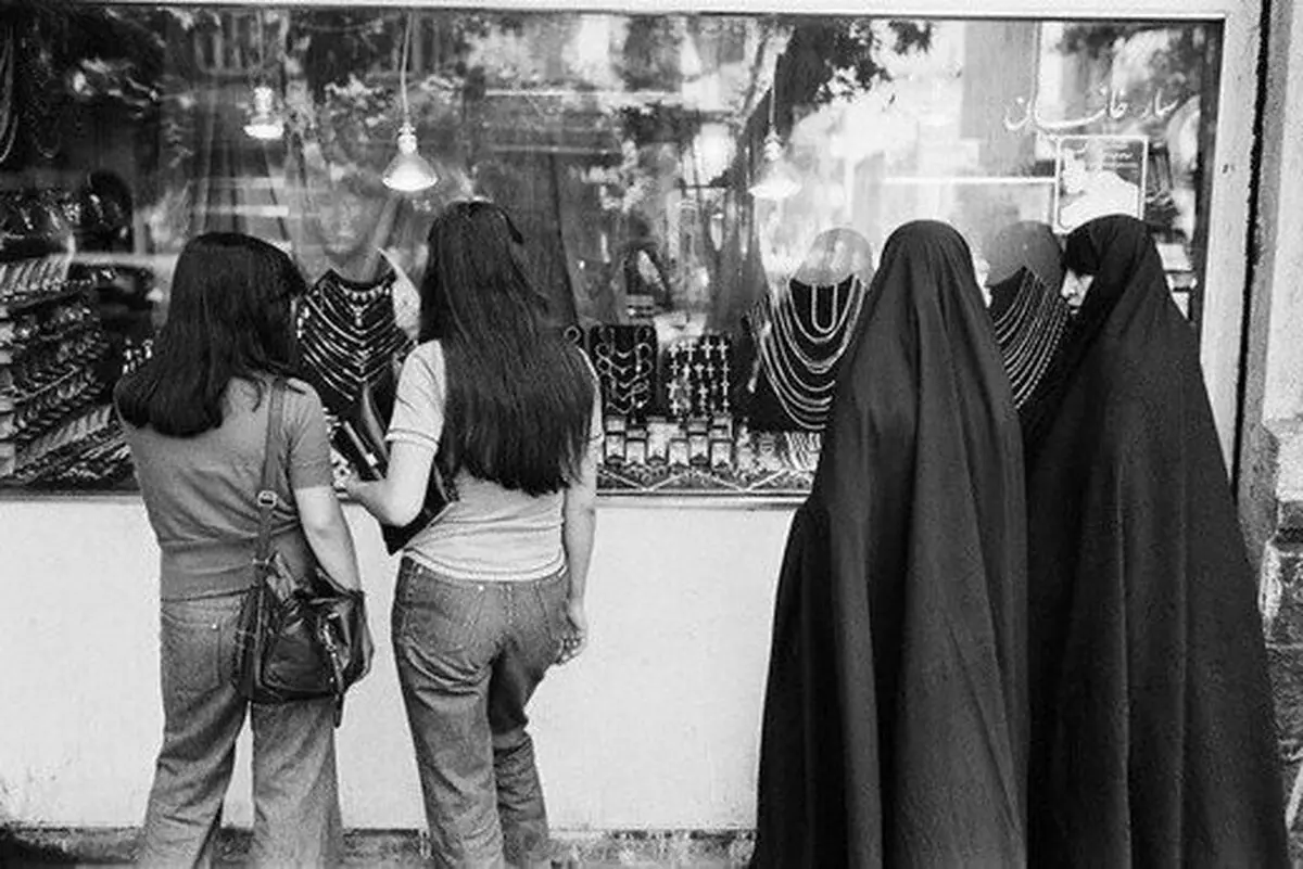 دو زن تهرانی پیش از اجرای قانون کشف حجاب / عکس