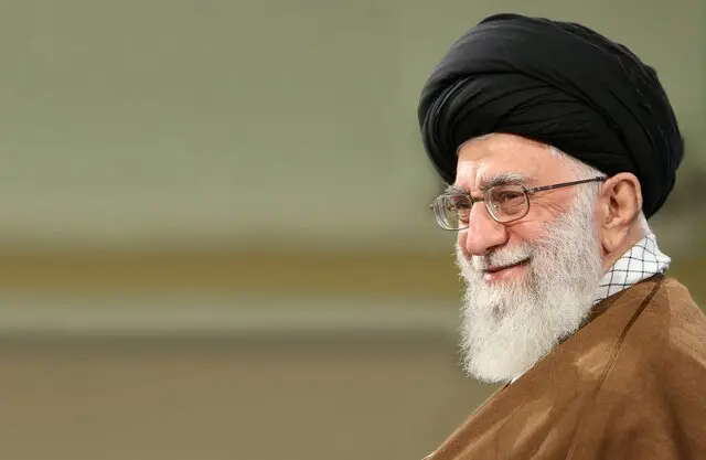 عکسی از  رهبر انقلاب در حال قایق سواری