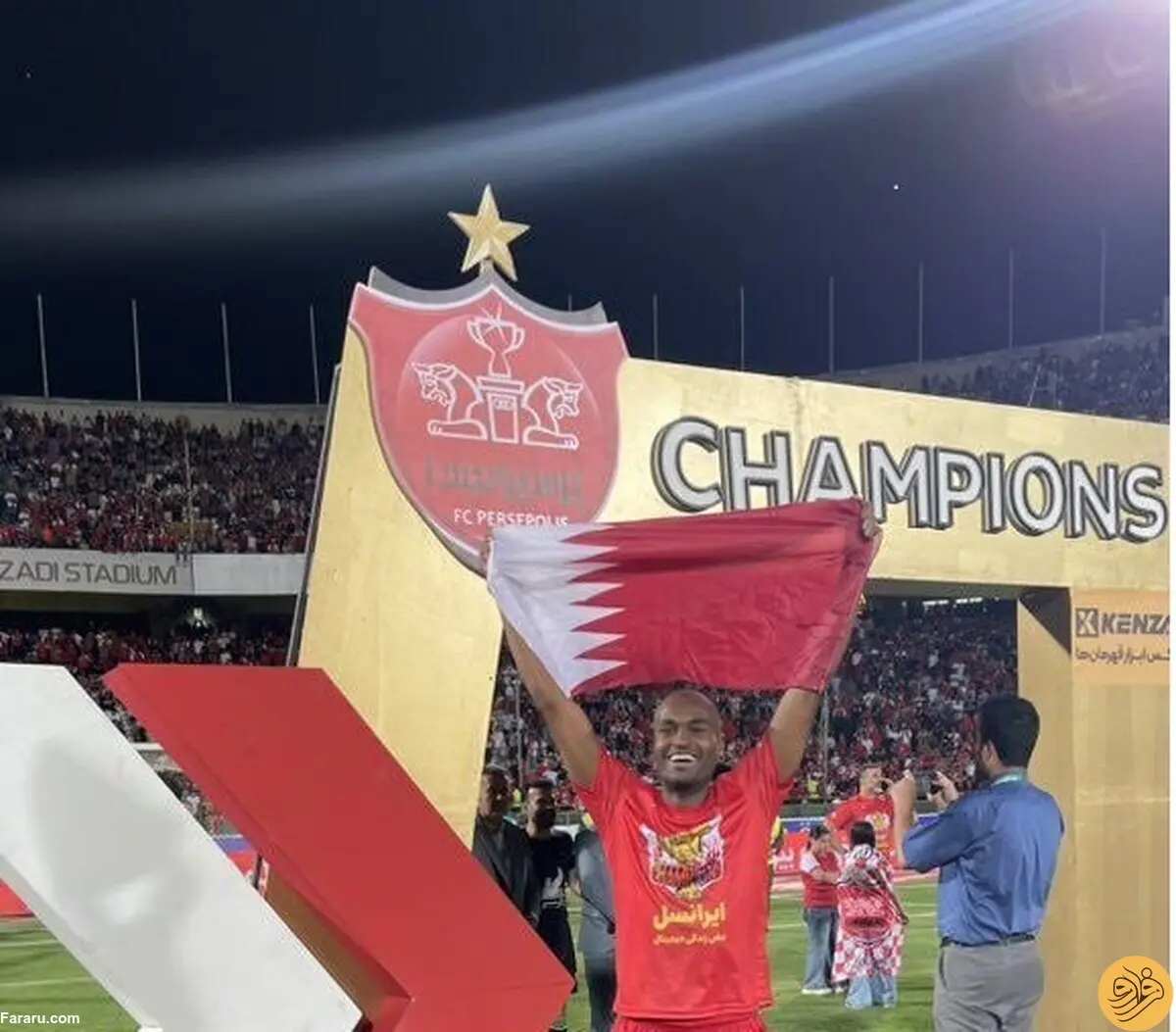 عبدالکریم حسن قهرمانی پرسپولیس را به امیر قطر تقدیم کرد

