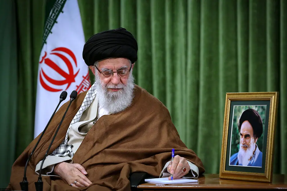 عکسی از گفت‌وگوی رهبر انقلاب با سید حسن خمینی
