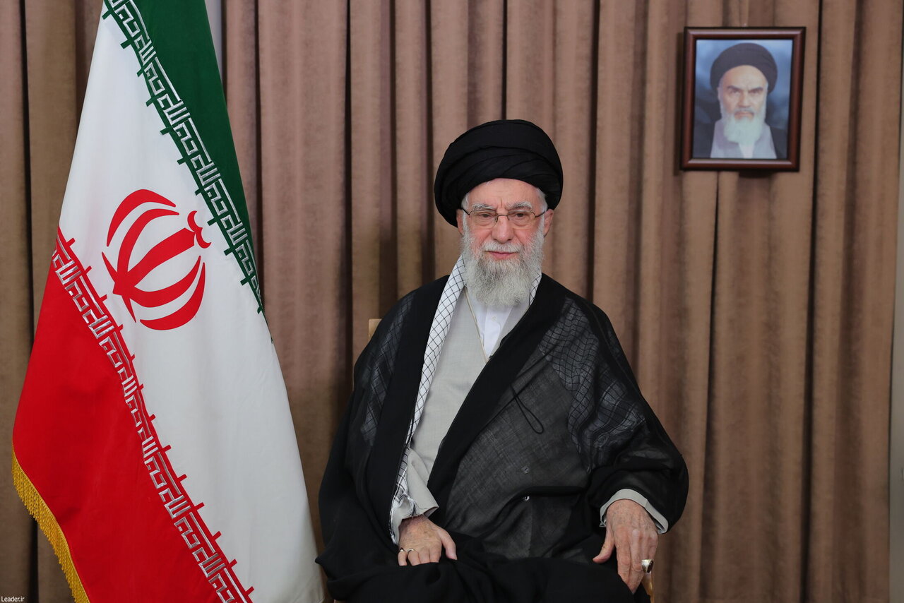 رهبر انقلاب: پایه‌های جمهوری اسلامی استوارتر از همیشه است