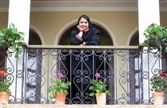 یک خبرنگار خانم پشت میزکارش درگذشت
