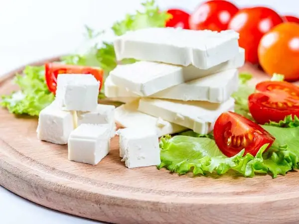 عوارض خوردن پنیر زیاد چیست؟