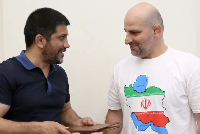 شوک علیرضا دبیر به کشتی گیران |  قهرمان روسی مربی کشتی آزاد ایران شد + عکس